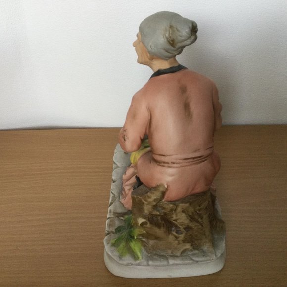 Vintage figurine sitting lady with fruits & umbrella marked made in Japan - Picture 3 of 6